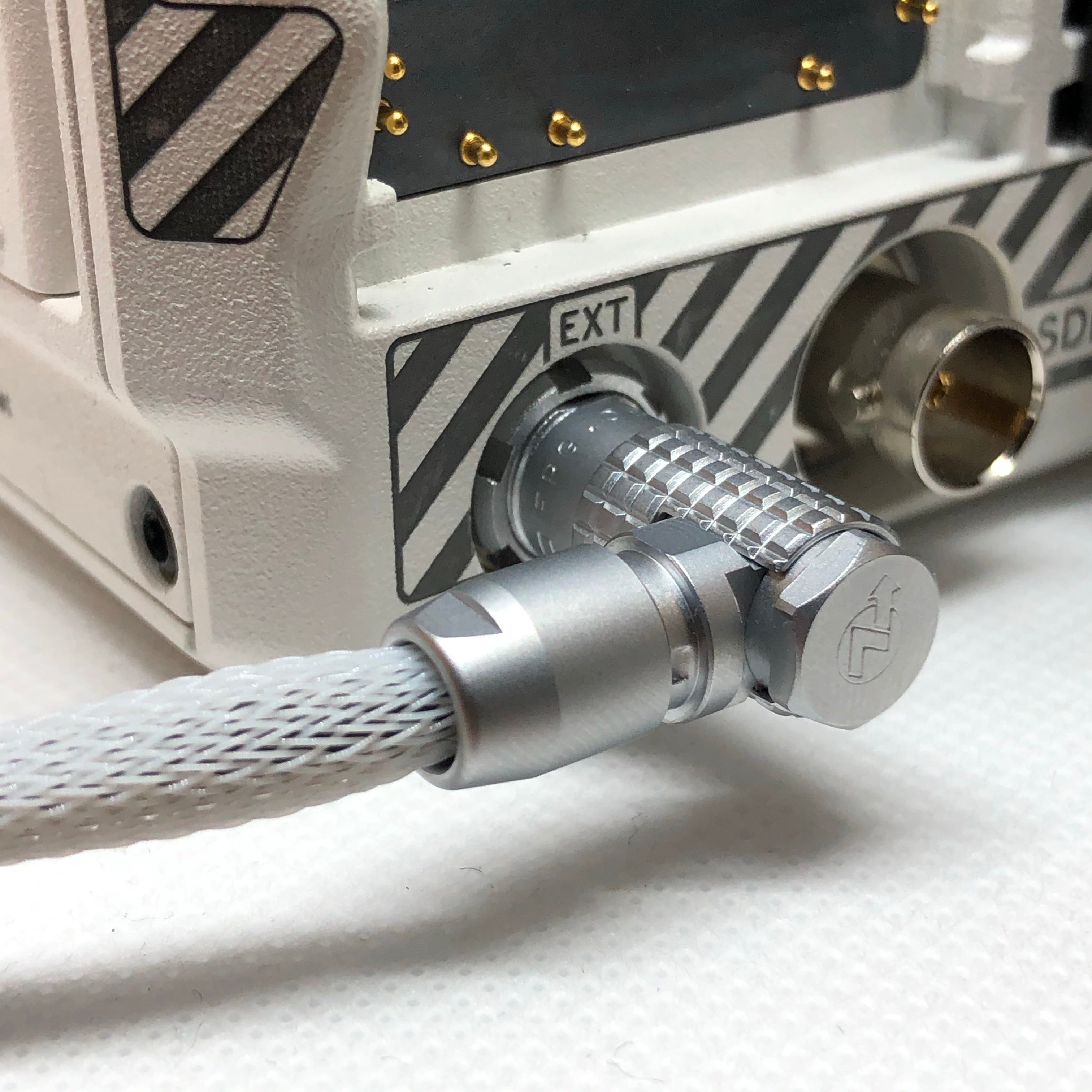 Right Angle KOMODO EXT to 3.5mm Tentacle Sync® IN [White Sleeving]